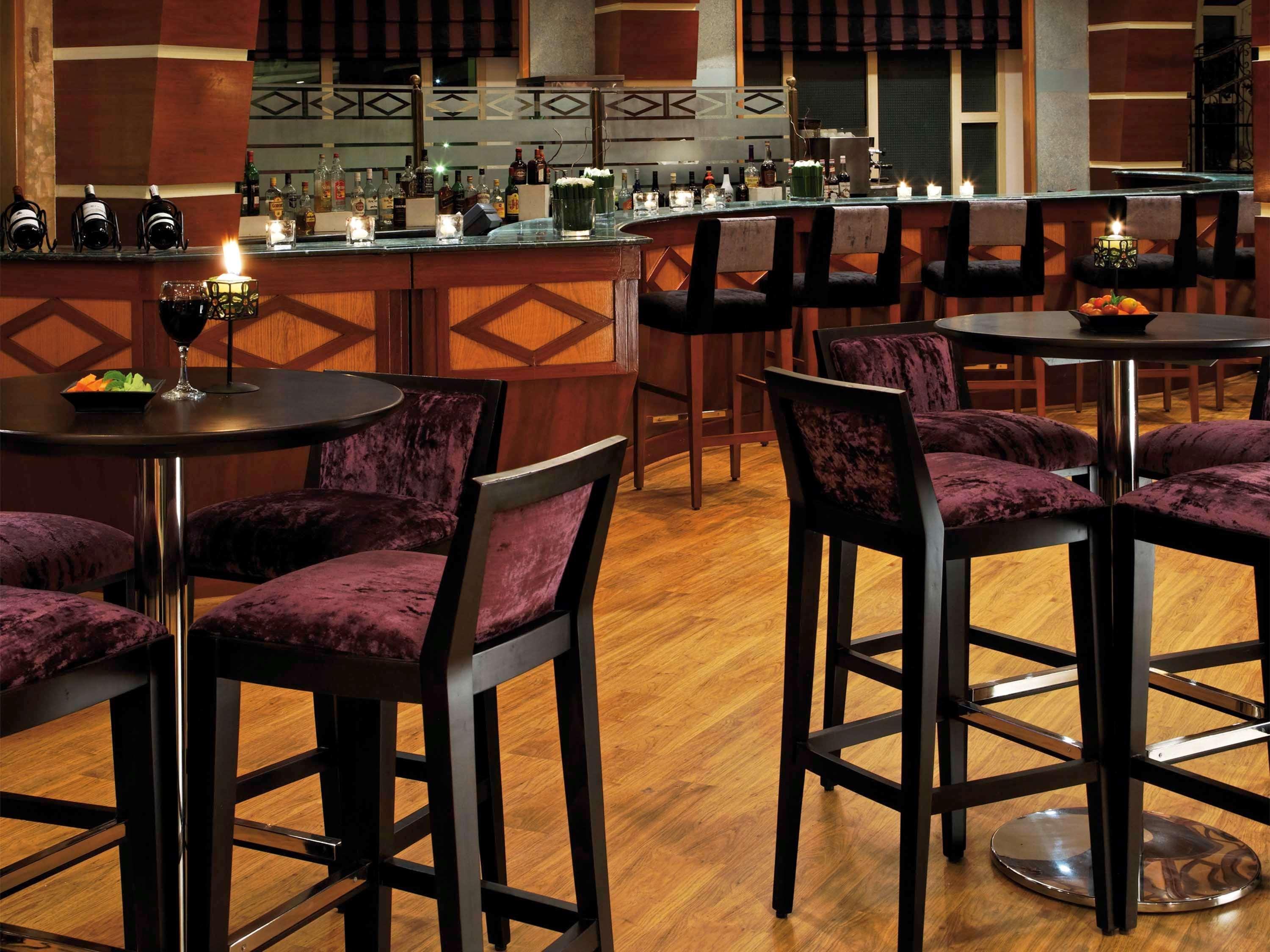 Moevenpick Hotel Cairo - Media City Giza Luaran gambar The bar at the hotel