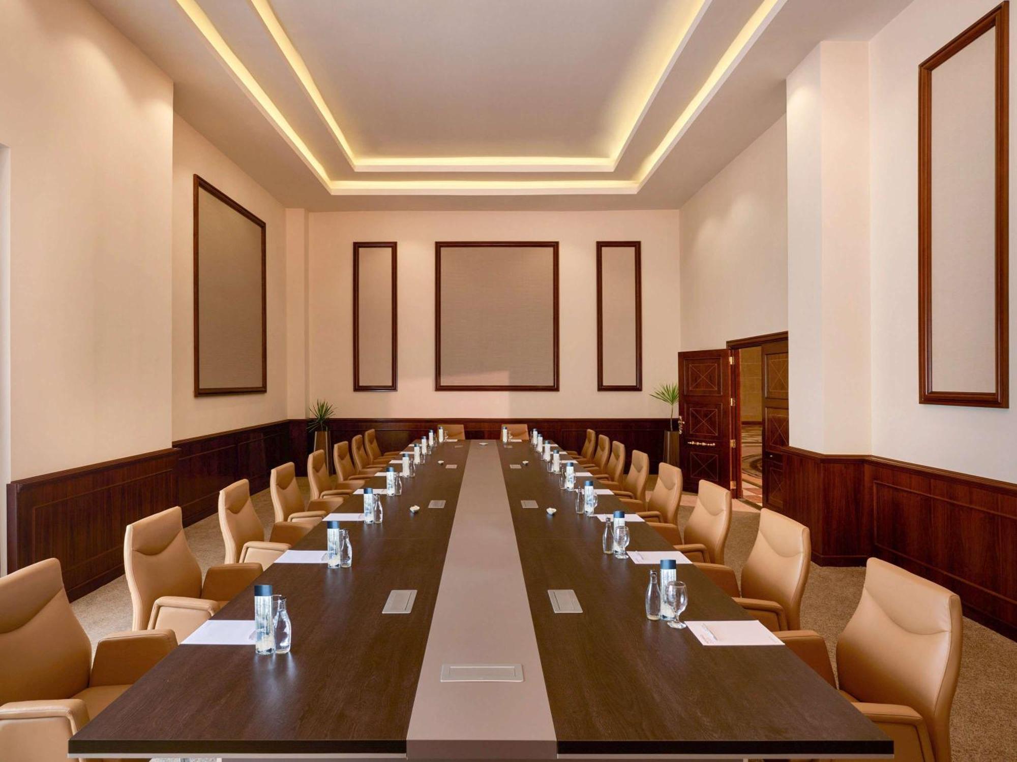 Moevenpick Hotel Cairo - Media City Giza Luaran gambar Boardroom