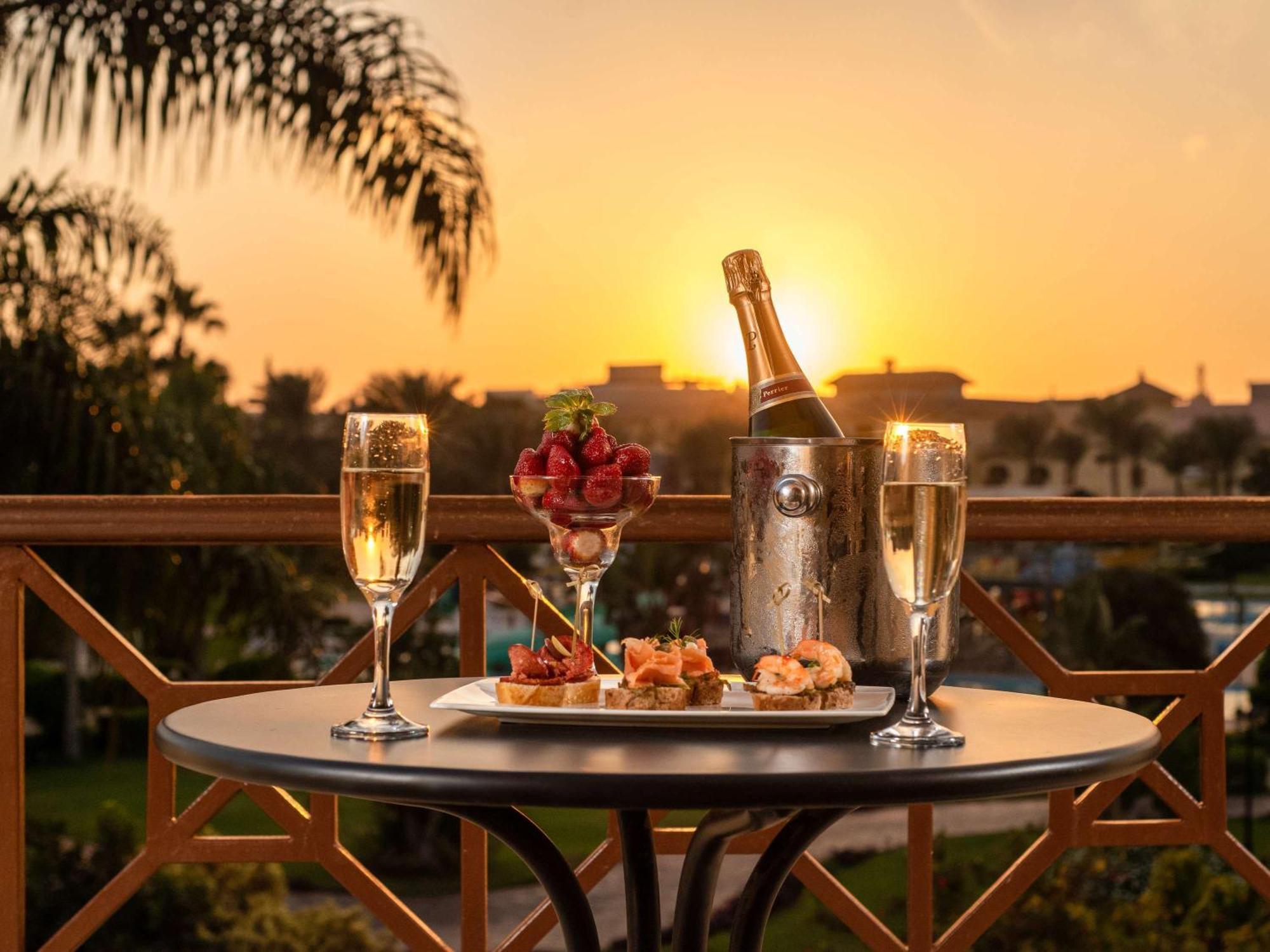 Moevenpick Hotel Cairo - Media City Giza Luaran gambar Sunset at the Hilton Tel Aviv