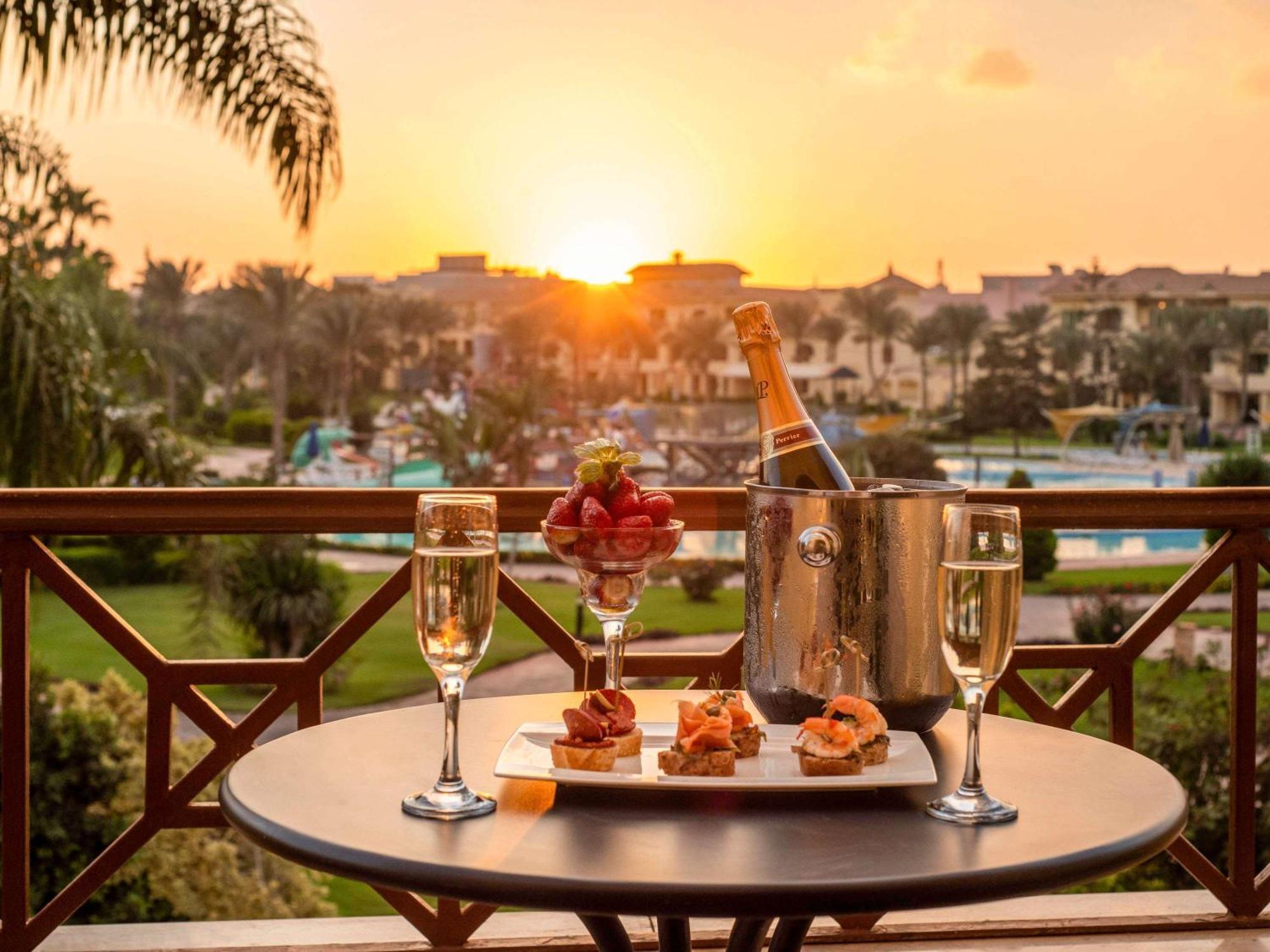 Moevenpick Hotel Cairo - Media City Giza Luaran gambar Sunset at the resort