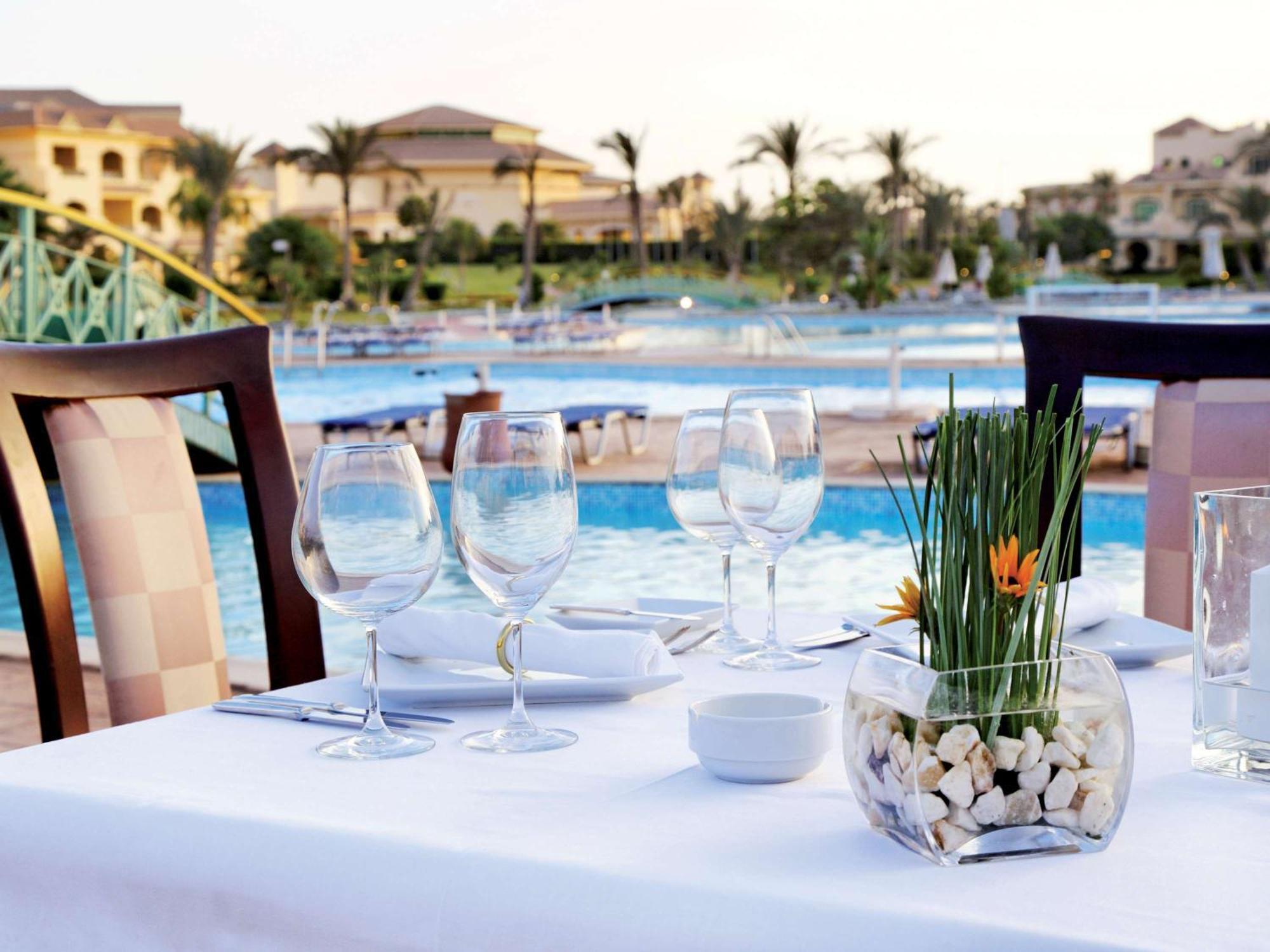 Moevenpick Hotel Cairo - Media City Giza Luaran gambar The pool at the resort
